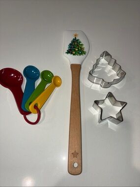 HOLIDAY TREE Silicone Spatula With Wooden Handle NWOT, Measuring Spoons &Cutters